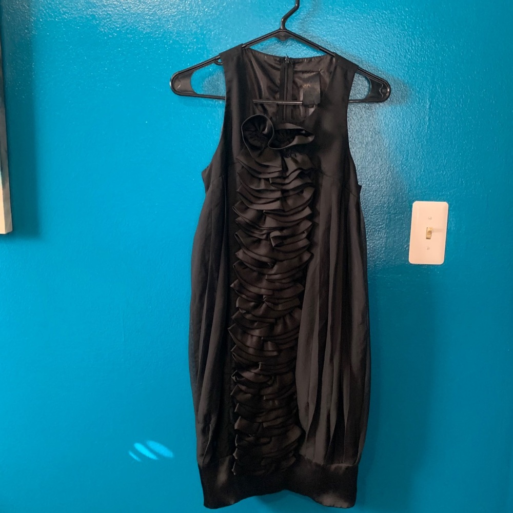 Sleeveless Black mini dress with ruffled front - Picture 5 of 12